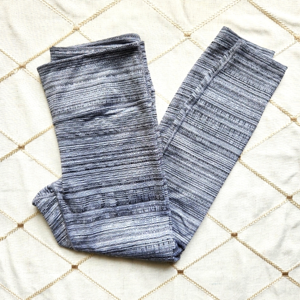Athleta Black White Gray Print Leggings Medium PowerVita Fabric Yoga Workout
